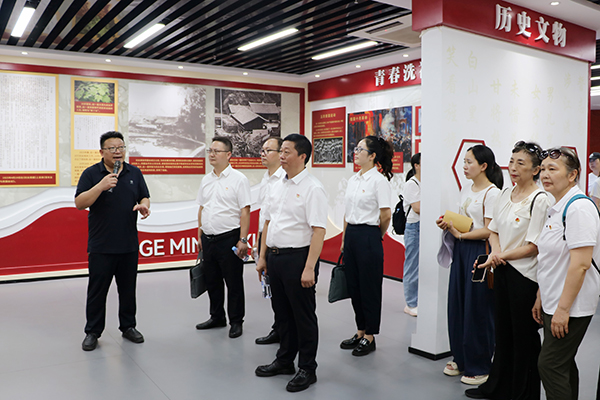宜宾市一曼中学校：探寻红色阵地凝党心 共研育人良方践初心_fororder_感悟事迹强信仰-摄影-李静