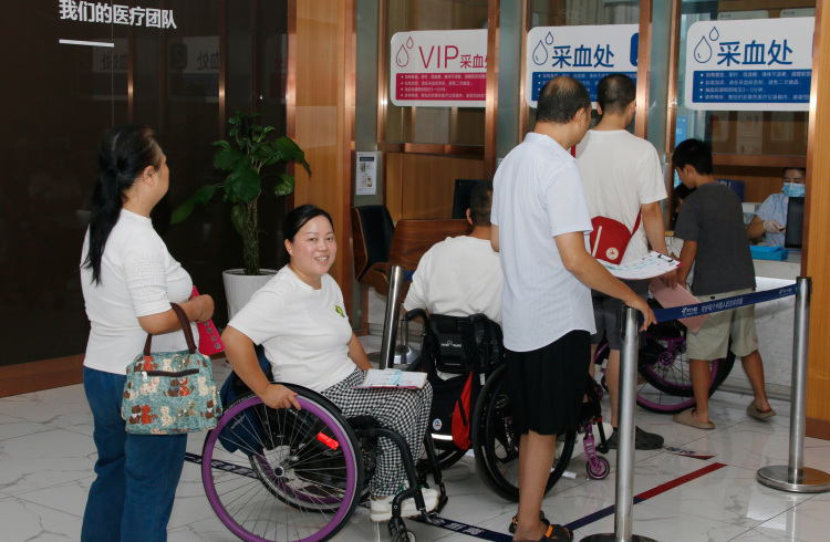 “爱无疆 · 助残行” 宜宾市举行残疾人免费健康体检公益助残活动_fororder_排队采血-摄影-高学兵