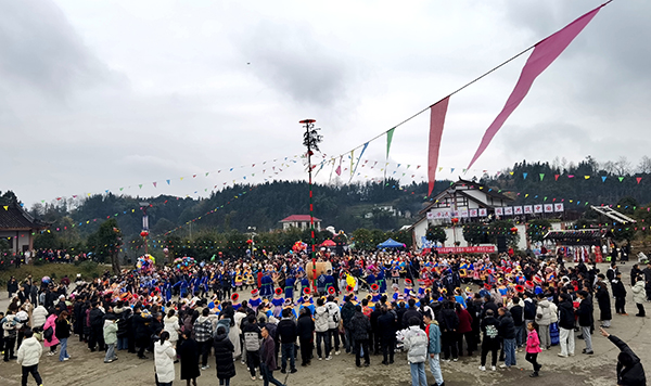 宜宾珙县千人“踩花山”庆新年