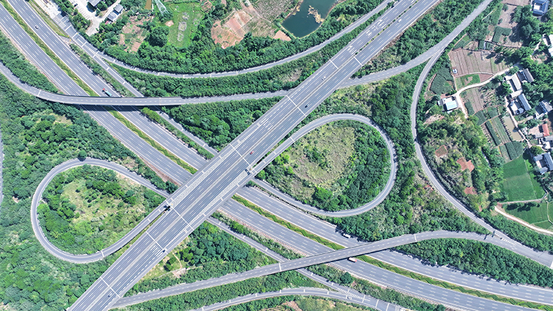 眉山仁寿：路网畅通 发展加速_fororder_2025年6月15日，航拍四川省眉山市仁寿县黑龙滩镇的成都三绕枢纽互通。-05