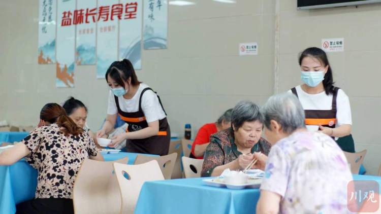 自贡：斑马线会发光 助餐点有专属餐