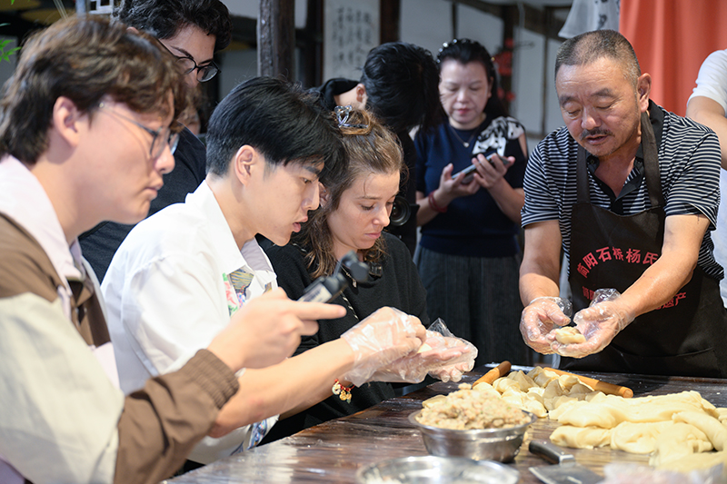 简阳“圈粉”国际主播网红：乡村振兴活力足 非遗传承韵味浓_fororder__DSC5972