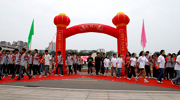 宜宾市一曼中学校举行2025年高考壮行大会_fororder_迈向“成功门”-摄影-何芳