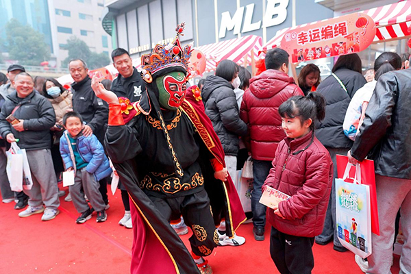 到成都街头走一走 遇见年味春熙“花式圈粉”