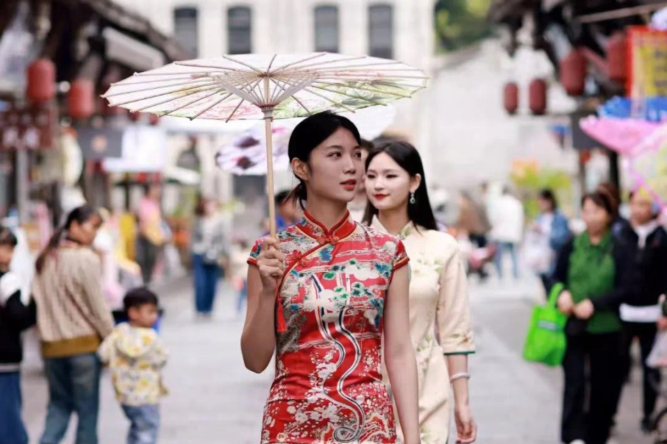 Step into Anren in Qipao: “May Day” Fest Celebrates Timeless Chinese Elegance_fororder_图片 3