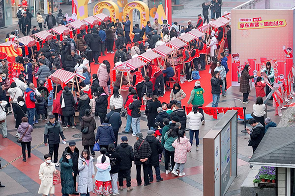 到成都街头走一走 遇见年味春熙“花式圈粉”