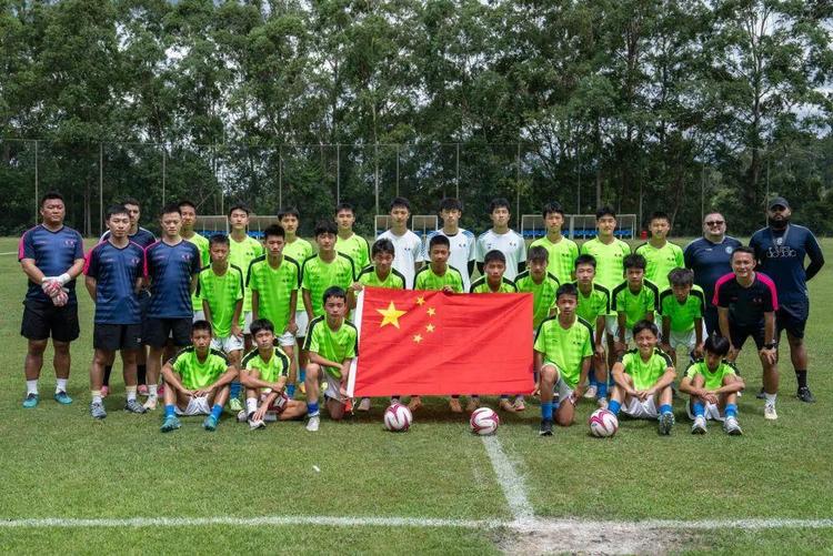 成都足球小将在巴西“夺冠”回蓉 国际体育交流助“金牌球市”走向世界