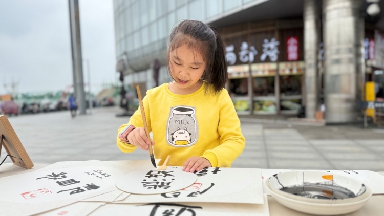 2025成都国际数字文创季｜沉睡的文化“活”起来 ，市民游客体验非遗技艺