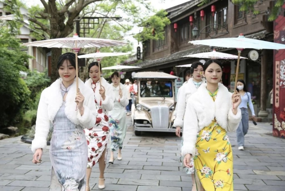 Step into Anren in Qipao: “May Day” Fest Celebrates Timeless Chinese Elegance_fororder_图片 1