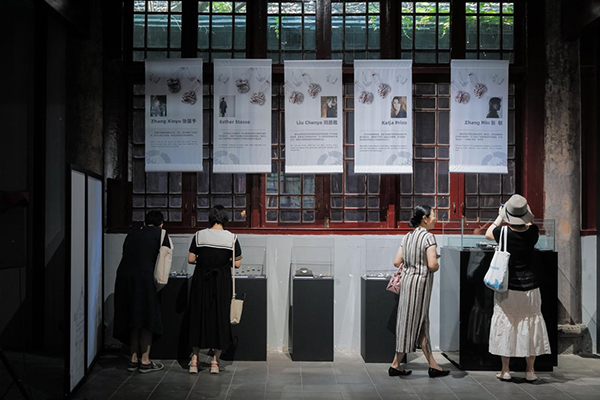 瓷韵珠华蓉城会 “匠心之旅——中荷陶瓷珠宝交流展”在成都启幕_fororder_图片-2