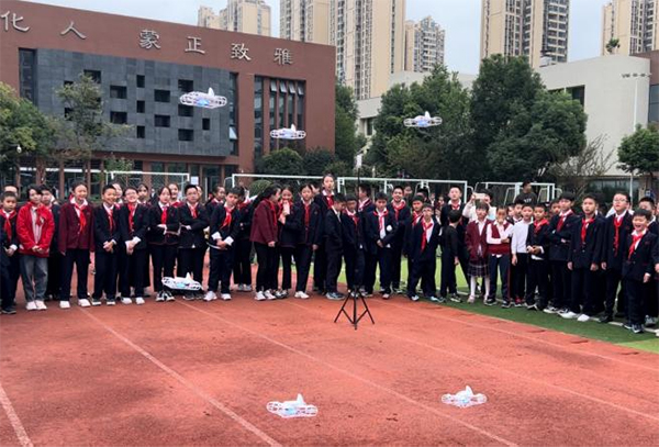 专家人才走进成都市金牛校园 普及无人机前沿科技知识