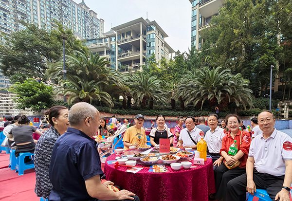 成都温江区柳城街道举办居民小区亲邻“坝坝宴” 共话邻里情