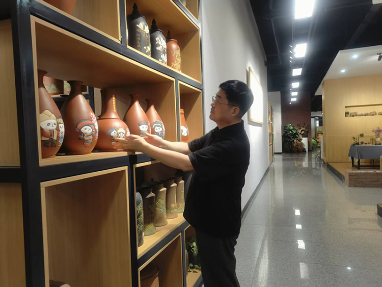 时代光影 百部川扬｜从泡菜坛到国际展台 探秘荣县土陶的“破圈”之路_fororder_刘勇介绍荣县陶器-摄影-冯巧凤