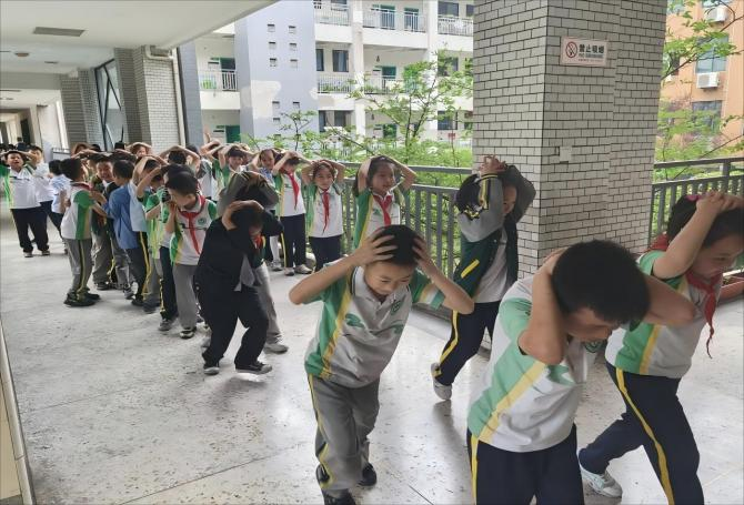 自贡高新区开展“九一八”防空警报试鸣暨国防动员宣传演练系列活动