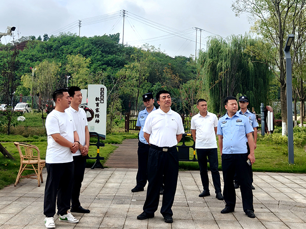宜宾市一曼中学校：警校携手筑平安 护航青春助成长_fororder_检查现场
