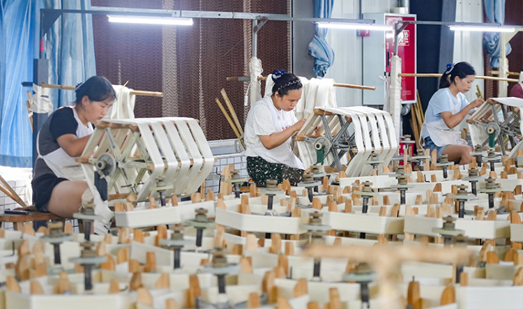 宜宾高县1月至6月茧丝出口额突破3000万元_fororder_工人捆丝-供图-高县融媒体中心