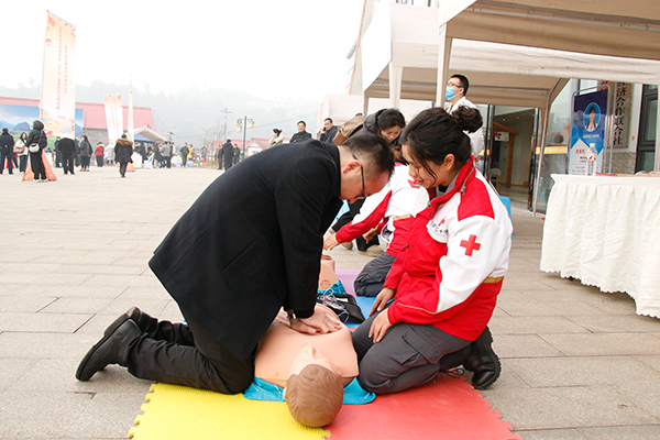 宜宾：“三下乡”牵手新时代文明实践 寒冬腊月送温暖