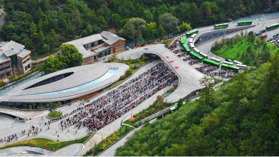 九寨沟：满山彩林如画 美景宛若人间仙境_fororder_未标题-1