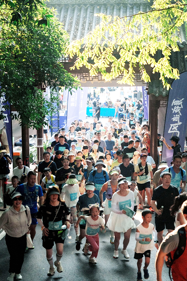 夏夜追风 活力开跑——2025老峨山夏夜追风赛圆满举行_fororder_亲子定向组起跑