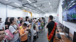 童心筑梦迎世运 80余组职工亲子家庭走进汽车工厂
