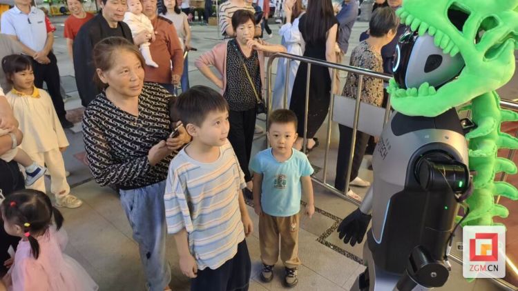 恐龙之乡遇见尖端科技 智能机器人惊艳亮相自贡