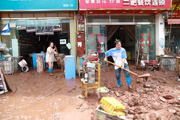 淤泥未干 温情已至：泸州市合江县福宝镇灾后自救重建_fororder_7-居民群众自发参与清淤-图片来源合江县融媒体中心
