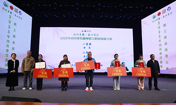 泸州纳溪：竹间争锋“编织”百亿产业新蓝图_fororder_图为部分参赛选手合照。--张玉龙-摄