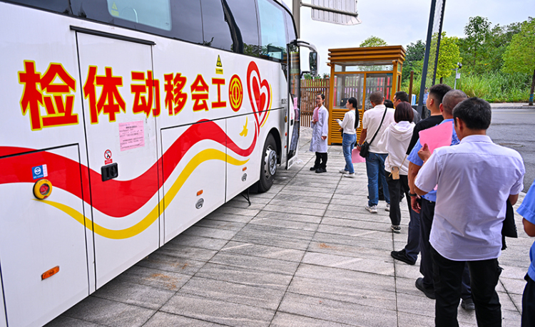 眉山仁寿：爱心体检 温暖新就业群体_fororder_2025年9月18日，在四川省眉山市仁寿县一流动健康体检点，新就业形态劳动者在参加免费体检。-(9)