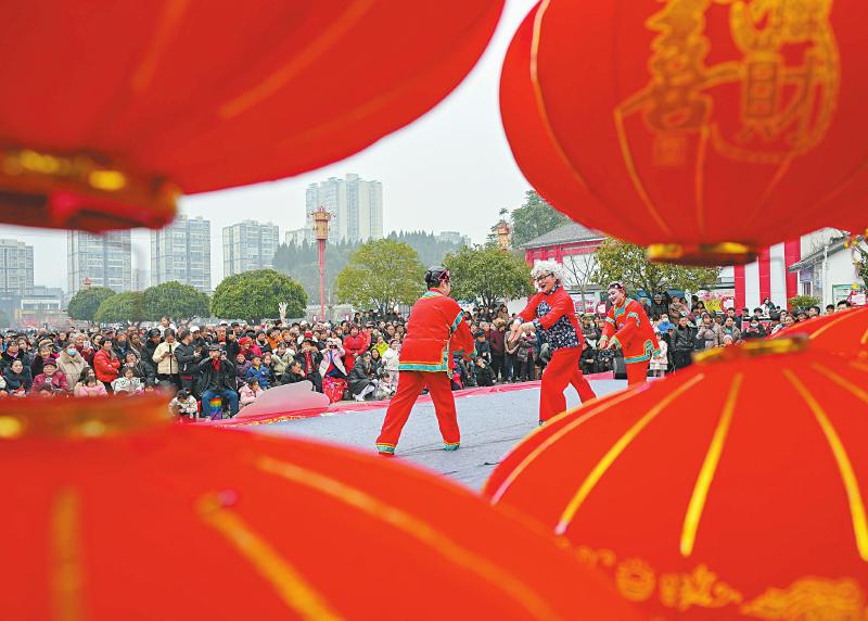 花红灯灿迎新春 背上“福气”过大年