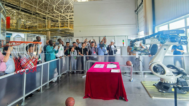 12国官员齐聚成都龙泉驿 沉浸式感受中国汽车智造实力_fororder_图片-4