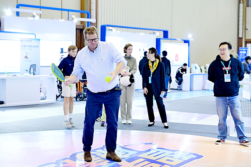 中央广播电视总台“智享未来——保姆机器人大会”成都智慧康养机器人展演在成都启幕