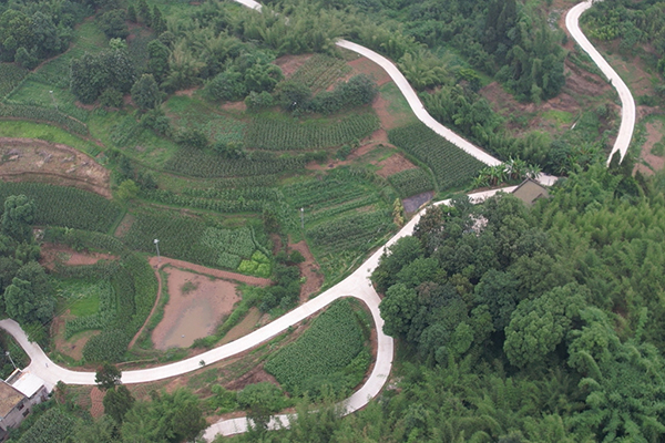 宜宾长宁：公路连村组 振兴有坦途_fororder_建成的通组公路-供图-长宁县融媒体中心