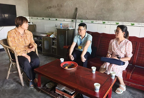 宜宾叙州区蕨溪镇纪委：垃圾池“翻新记”_fororder_蕨溪镇纪委入户收集群众诉求-供图-蕨溪镇政府