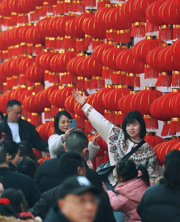 欢庆佳节 成都青白江城厢古城人气鼎沸