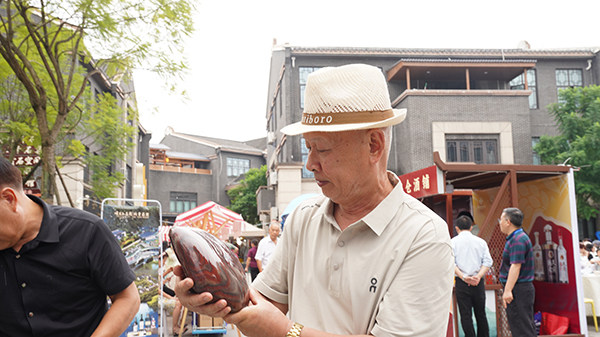 泸州纳溪：以石为媒 共赴自然与文化的双重盛宴_fororder_图为游客正在品鉴奇石文化。-张玉龙-摄