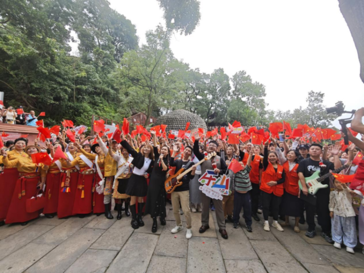 乐山大佛数千名游客齐唱红歌 共庆祖国华诞_fororder_活动现场 供图 乐山大佛景区 3