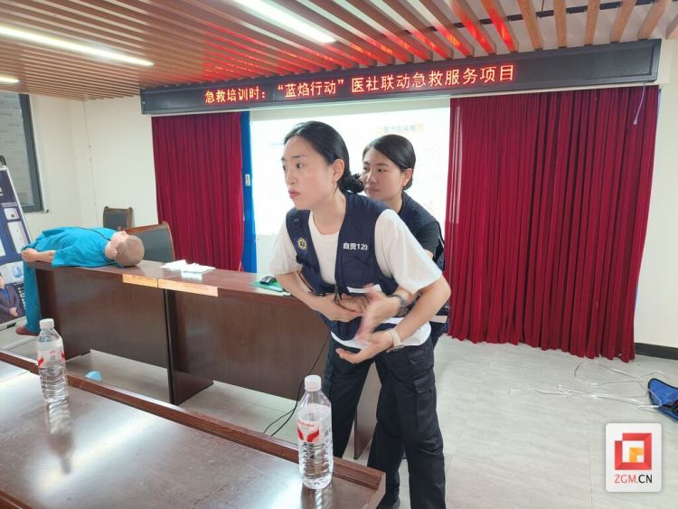 “蓝焰行动”进华景 急救知识入户入心