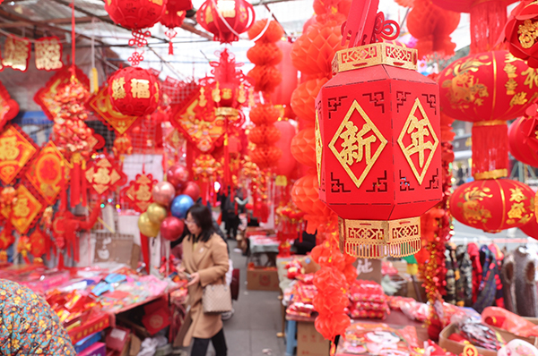 “中国红”里迎新年 来成都金牛打包“年味”带回家