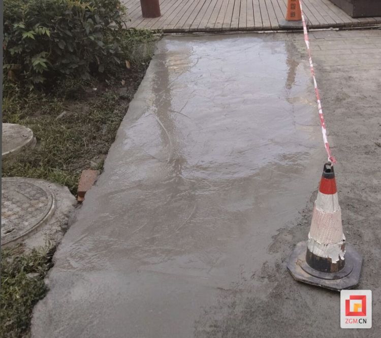为民办实事 自贡高新区糍粑坳社区速修路面暖民心