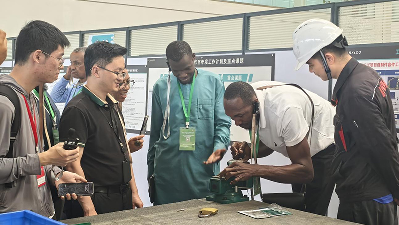 12国官员齐聚成都龙泉驿 沉浸式感受中国汽车智造实力_fororder_图片-5