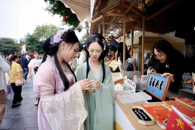 热销！就这样把成都带走