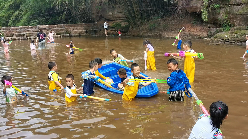 玩水！徒步！来泸州纳溪解锁清凉新方式_fororder_图为古龙瀑布小朋友和家长玩水的场景。 -魏箐-摄