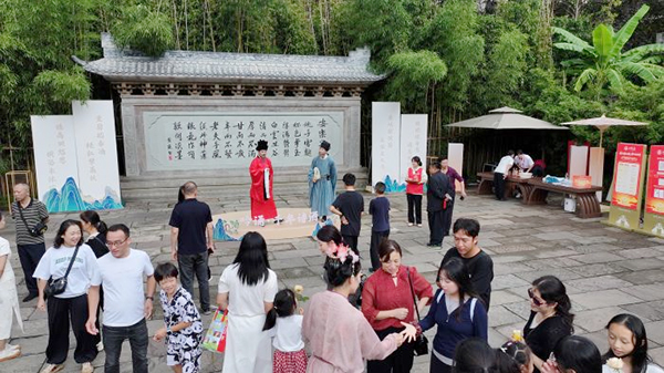 国庆中秋“双节”：循着长江酒香 感受五粮液文旅“新酿”_fororder_安乐泉“诗酒飞花令”活动现场-供图-五粮液集团