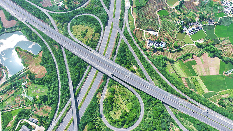 眉山仁寿：路网畅通 发展加速_fororder_2025年6月15日，航拍四川省眉山市仁寿县黑龙滩镇的成都三绕枢纽互通。-04