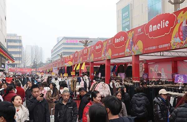 “中国红”里迎新年 来成都金牛打包“年味”带回家