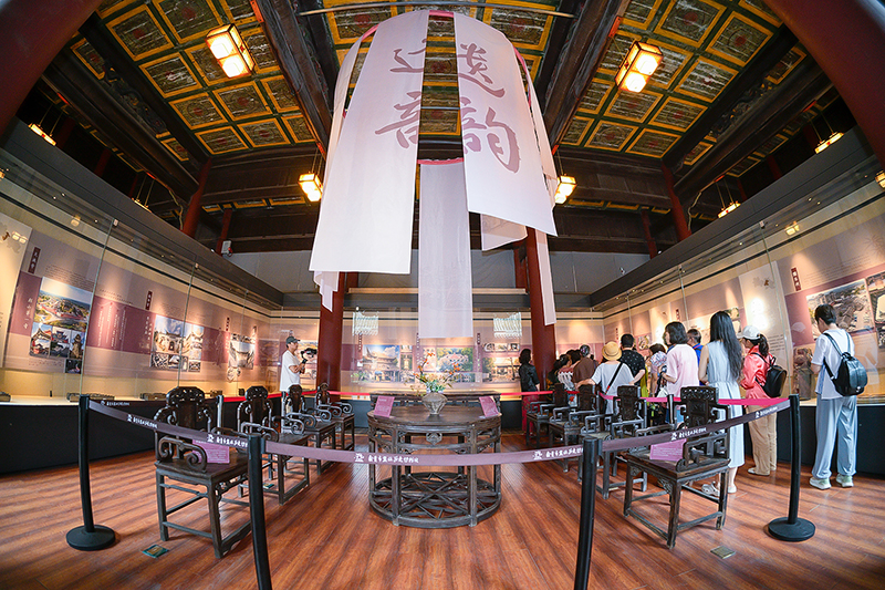 “盐都遗韵”叶卫东镜头里的自贡古建筑与历史记忆_fororder_2展览现场（摄影-廖志全）