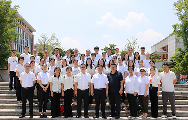 宜宾市一曼中学校：探寻红色阵地凝党心 共研育人良方践初心_fororder_留影存珍刻心田-摄影-陈国峰