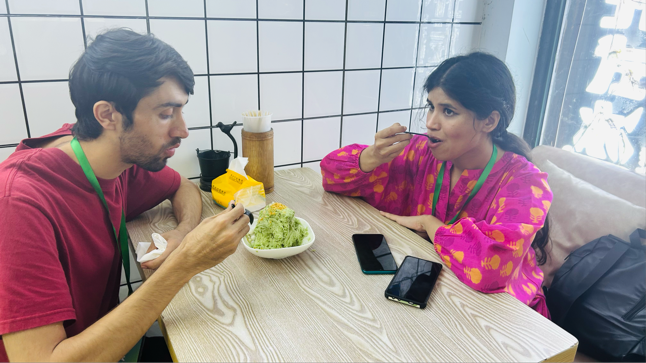 邂逅乐山美食 国际主播网红共赴“热辣”盛宴_fororder_国际主播网红品尝美食 摄影 邓超2png