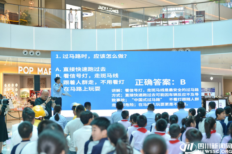 看事故车辆“现身说法” 宜宾公安交警开启交通安全进社区“沉浸式”宣传