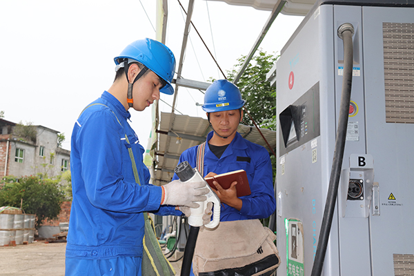 四川：1万余名电力人坚守一线 保障“双节”用电_fororder_微信图片_20251008193610